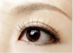 成都青羊丝缘植发医院睫毛种植的特点  会导致眼睛发炎吗